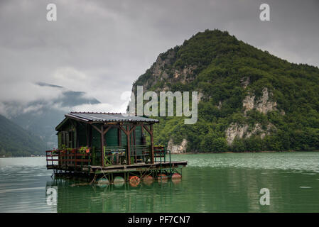 TARA Nationalpark, Western Serbien - ein Floß Log Cabin verankert auf dem See Perucac Stockfoto