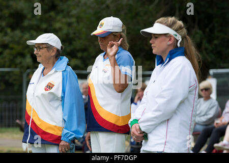 Ein Spieler die Signalisierung an der nationalen Frauen Lawn Bowls Meisterschaften, Leamington Spa, Großbritannien Stockfoto