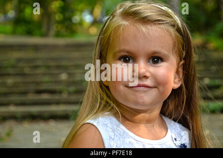 Portrait von dreieinhalb Jahre altes Mädchen Stockfoto