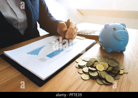 Unternehmer kalkulieren Investitionen Erweiterung business, Geld sparen. Finanzen Konzept. Stockfoto