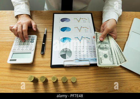 Unternehmer kalkulieren Investitionen Erweiterung business, Geld sparen. Finanzen Konzept. Stockfoto