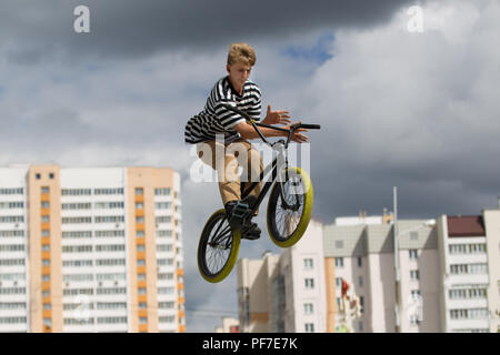 Belarus, Gomel, 24. Juni 2018. Central Park. Extreme radfahren. Springen auf einem Fahrrad. Extreme Sports. Ein gefährlicher Trick auf dem Fahrrad vor dem Hintergrund o Stockfoto