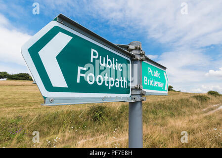 Öffentlichen Fußweg Zeichen in der Britischen Landschaft auf der South Downs Hügeln in West Sussex, England, UK. Stockfoto