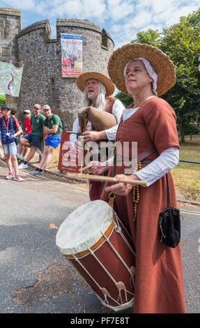 Menschen Schlagzeug spielen in der mittelalterlichen Periode Kostüme gekleidet. Mittelalterliche Straße Musiker in Arundel, West Sussex, England, UK. Stockfoto