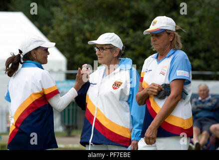 Die Spieler machen eine hohe Fünf bei der nationalen Frauen Lawn Bowls Meisterschaften, Leamington Spa, Großbritannien Stockfoto