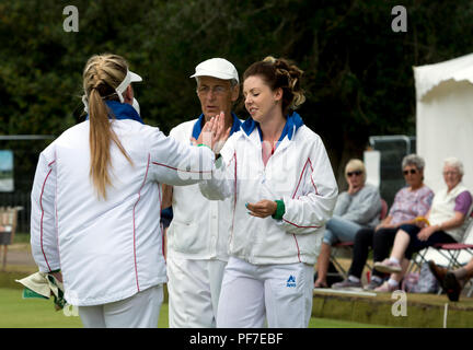 Die Spieler machen eine hohe Fünf bei der nationalen Frauen Lawn Bowls Meisterschaften, Leamington Spa, Großbritannien Stockfoto