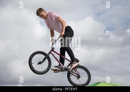 Belarus, Gomel, 24. Juni 2018. Central Park. Extreme radfahren. Radprofi springen Stockfoto