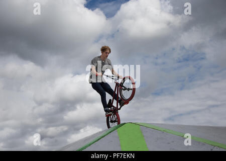 Belarus, Gomel, 24. Juni 2018. Central Park. Gefährliche Tricks auf eine extreme Bike Stockfoto