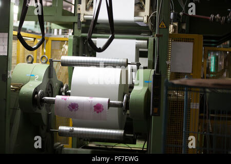 Belarus, Gomel, 27. April 2018. Beschichtung Factory. Maschine für die Herstellung von Tapeten Stockfoto