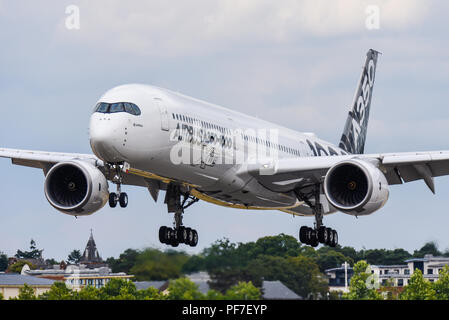 Airbus A350-1000 Flugzeug auf der Farnborough International Airshow FIA, Luftfahrt, Luft- und Raumfahrt Messe. Landen Stockfoto