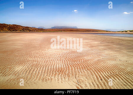 Sand Wellen auf schönen abgelegenen Sandstrand, achnahaird Bay, Coigach Wester Ross, Scottish Highlands, Ben More Coigach an dunstigen Horizont sichtbar. Stockfoto