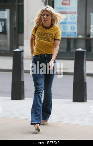 Mollie King bei BBC Radio Studios, mit dem T-Shirt Logo 'Disco Saugt" in London. Die samstage Sänger erscheint keine Bh zu tragen. Mit: Mollie König Wo: London, Großbritannien Wann: 20 Aug 2018 Quelle: WENN.com Stockfoto