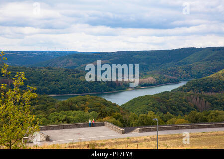 Blick von der Burg Ordensburg Vogelsang in der Eifel in der Nähe von Schleiden zum Urfttal storage See, Burg Vogelsang wurde errichtet von der Nationalen Stockfoto