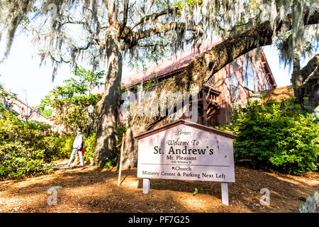 Mount Pleasant, USA - 11. Mai 2018: St. Andrews Kirche in Charleston, South Carolina, mit Eichen, Menschen zu Fuß, Zeichen Stockfoto