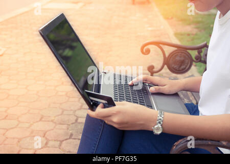Hände, die Kreditkarte und mit Laptop. Online shopping Stockfoto