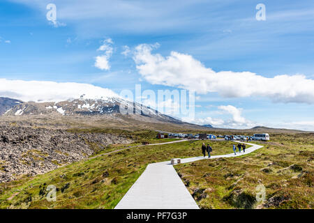 Snæfellsjökull, Island - 18. Juni 2018: Schneebedeckte Berggipfel, Gletscher im Nationalpark, Menschen zu Fuß auf hölzernen boardwalk Trail, Parkplatz ca Stockfoto