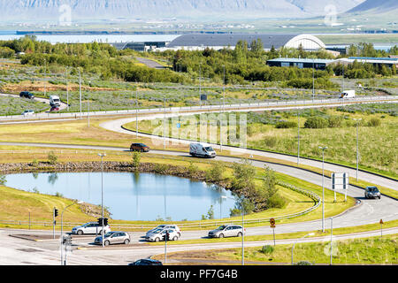 Reykjavik, Island - 20. Juni 2018: Luftaufnahme von modernen Vororte Bezirk in Grafarvogur, Gebäude, mit grünen Bergen am Stadtrand der Hauptstadt cit Stockfoto