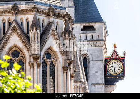 Gotische Royal Courts of Justice, Gerichte, viktorianischen Fassade mit roten Uhrzeit auf der Seite der Gebäude in der Stadt von Westminster, zentralen Bereich o Stockfoto