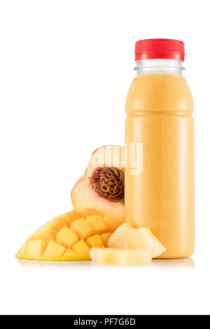 Vielen gelben Fruit Smoothie in Kunststoff Flasche mit Obst auf weißem Hintergrund Stockfoto