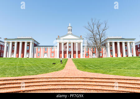 Lexington, USA - 18. April 2018: Washington und Lee University Hall in Virginia Außenfassade während der sonnigen Tag mit Frau zu Fuß nach unten, außen Bri Stockfoto