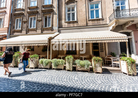 Lemberg, Ukraine - August 1, 2018: Außen Restaurant Cafe Gebäude im historischen Ukrainischen polnische Stadt in der Altstadt Gebäude Architektur Kopfsteinpflaster Stockfoto