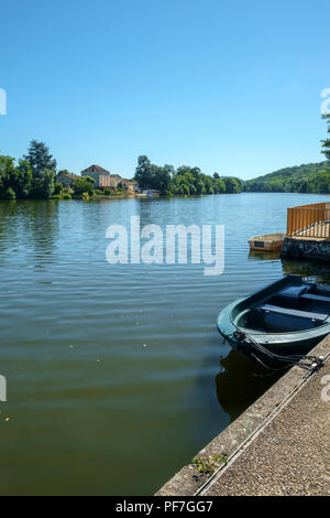 Suche entlang der ruhigen Fluss Lot am Port de Penne, dem alten Flusshafen für Penne d'Agenaise, an einem schönen sonnigen Sommermorgen, Lot-et-Garonne, Frankreich Stockfoto