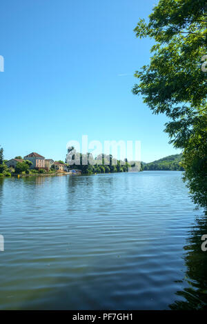 Suche entlang der ruhigen Fluss Lot am Port de Penne, dem alten Flusshafen für Penne d'Agenaise, an einem schönen sonnigen Sommermorgen, Lot-et-Garonne, Frankreich Stockfoto