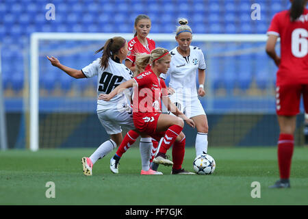 AUGUST 13, 2018 - Charkiw, UKRAINE: Cassidy L Benintente läuft und Dribbelt mit Ball unter Druck gesetzt von Nadiia Kunina, Iryna Kochnyeva. Der UEFA Frauen meist Stockfoto