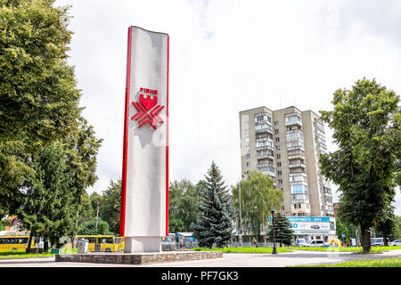 Riwne, Ukraine - Juli 25, 2018: Rot Monument, das Zeichen für rowno Stadt in der westlichen Ukraine per Eisenbahn Eisenbahn Eisenbahn Bahnhof in outdoor Park im Sommer Stockfoto