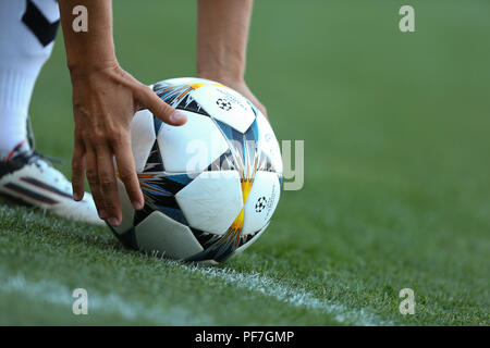 AUGUST 13, 2018 - Charkiw, UKRAINE: der offizielle Spielball der UEFA Champions League. Die UEFA Champions League. WFC Charkow - Olimpia Cluj. Stockfoto