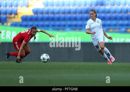 AUGUST 13, 2018 - Charkiw, UKRAINE: Nadiia Kunina läuft und Dribbelt mit Ball sehr schnell vom Gegner Teodora Meluta. Die UEFA-Champions Leagu Stockfoto