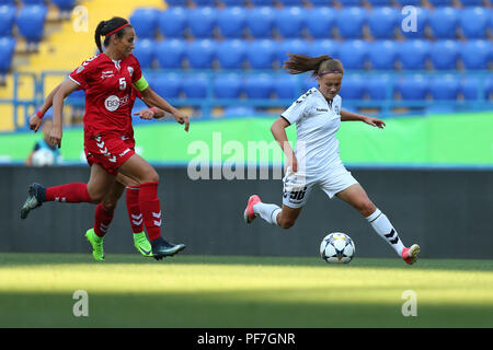 AUGUST 13, 2018 - Charkiw, UKRAINE: Nadiia Kunina läuft und Dribbelt mit Ball sehr schnell eindrucksvoll von der Gegner Teodora Meluta. Der UEFA Frauen Cham Stockfoto