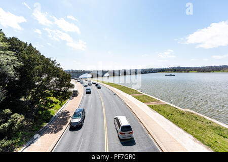 Washington DC, USA - April 5, 2018: Luftaufnahme von Rock Creek Park Parkway Autobahn Straße Straße unten mit Potomac Fluss Wasser, Boot, Brücke im Frühjahr, Stockfoto