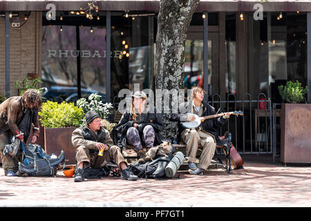 Asheville, USA - 19. April 2018: Innenstadt Altstadt Straße in hipster North Carolina NC-berühmten Stadt, Stadt mit jungen Hippie tausendjährigen Menschen obdachlos Stockfoto