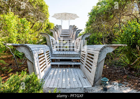 Nahaufnahme des hölzernen Pavillon Treppe zum Strand Meer mit Sonnenschirm, Schritte in Florida, Sand, grünen Sträuchern, Pflanzen, niemand leere Landschaft v Stockfoto