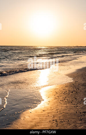 Sarasota, USA Sonnenuntergang in Siesta Key, Florida mit Küste Küste Ozean Golf von Mexiko am Strand Ufer, Wellen, Reflexion der Sonne, idyllischen Paradies Stockfoto