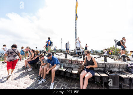 Lemberg, Ukraine - August 1, 2018: Die Menschen sitzen an der Spitze der hohen Castle Hill ruhen, Ukrainisch Polnisch Altstadt Berg mit Fahne, sonnige s Stockfoto