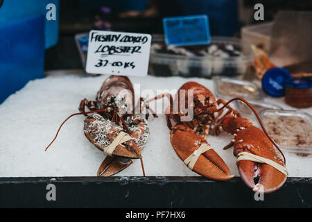 Frisch Hummer auf Verkauf zu einem Street Food Markt gekocht. Stockfoto