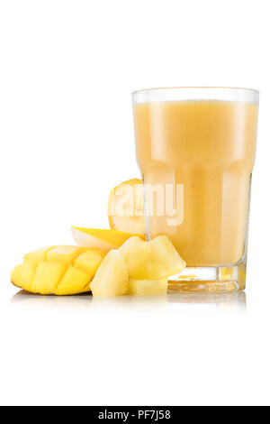 Ananas, Banane und Mango Smoothie in Glas mit Obst auf weißem Hintergrund Stockfoto