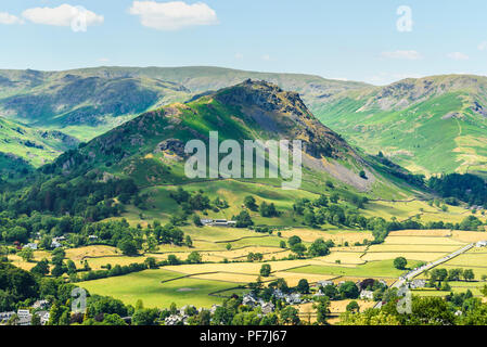 Helm Crag (Mitte), in der Nähe von Grasmere im Lake District, mit Ullscarf auf zentralen Skyline und Stahl fiel auf der rechten Seite. Stockfoto