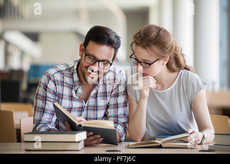 Junge Frau und Mann Studieren für eine Untersuchung Stockfoto