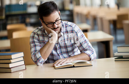 Portrait der kaukasischen männlicher Student am Schreibtisch sitzen Stockfoto
