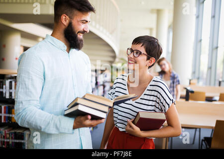 Junge Frau und Mann Studieren für eine Prüfung. Stockfoto