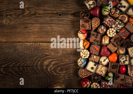 Pralinen auf der Holzplatte Hintergrund Stockfoto