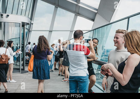 London, Großbritannien - 24 Juni 2018: Leute die Bilder auf einem Balkon in der Sky Garden, der höchsten öffentlichen Garten in London in einer Glaskuppel wit entfernt Stockfoto