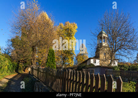 BOZHENTSI, Bulgarien - 29. OKTOBER 2016: Herbst Blick auf Kirche des Heiligen Propheten Elia in Dorf Bozhentsi, Gabrovo, Bulgarien Stockfoto