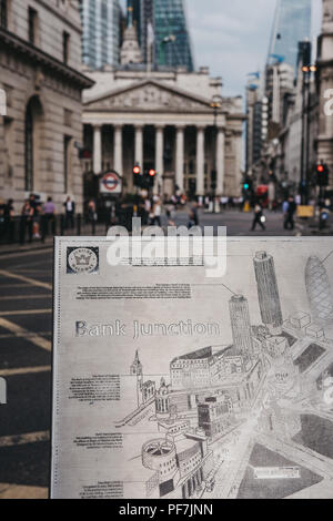 London, Großbritannien - 24 Juli 2018: Nahaufnahme eines Metall Karte der Bank Kreuzung Jubilee Walkway, Bank von England auf dem Hintergrund. Jubiläum Gehweg war offen t Stockfoto