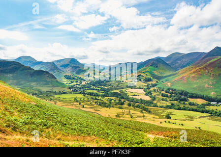 Newlands Valley und die umliegenden Berge von Maiden Moor im Lake District Stockfoto