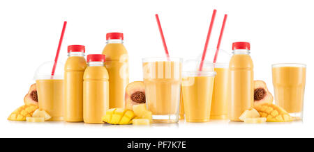 Fruit Smoothie in vielen Arten von Gläsern und Flaschen auf weißem Hintergrund Stockfoto