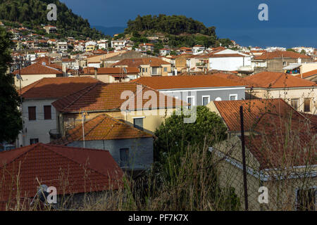 NAFPAKTOS, Griechenland - 28. MAI 2015: Herrlicher Panoramablick von Nafpaktos Stadt, Westgriechenland Stockfoto